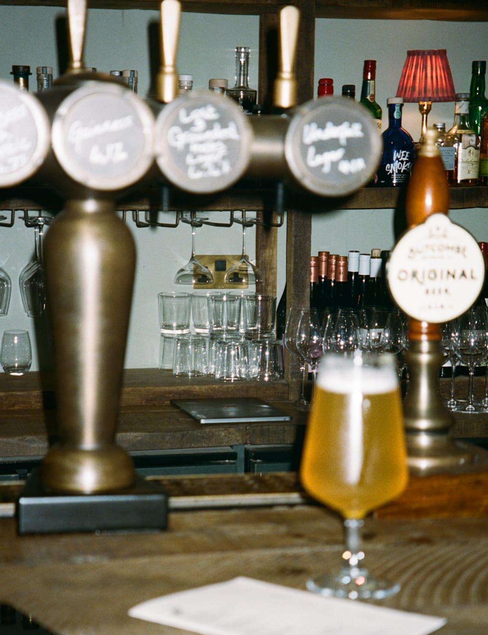 Keran bir di bar di Bradley Hare, Wiltshire | oleh Hannah Dace untuk Tuan & Nyonya Smith