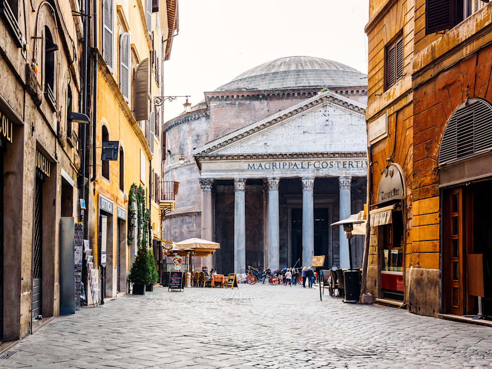 Jalan berbatu tua di Roma dan Pantheon di Italia